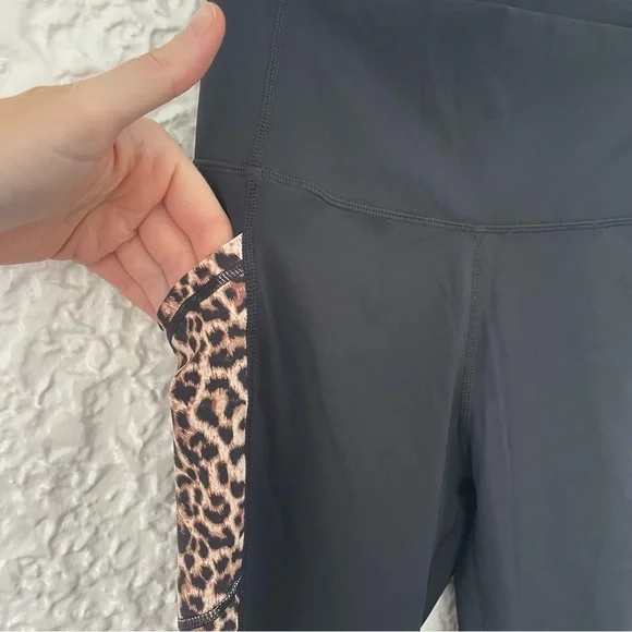 Zyia Active Brilliant Hi-Rise Leopard Side Panel Crop Leggings Sz 6-8 Black 20” - Picture 3 of 7